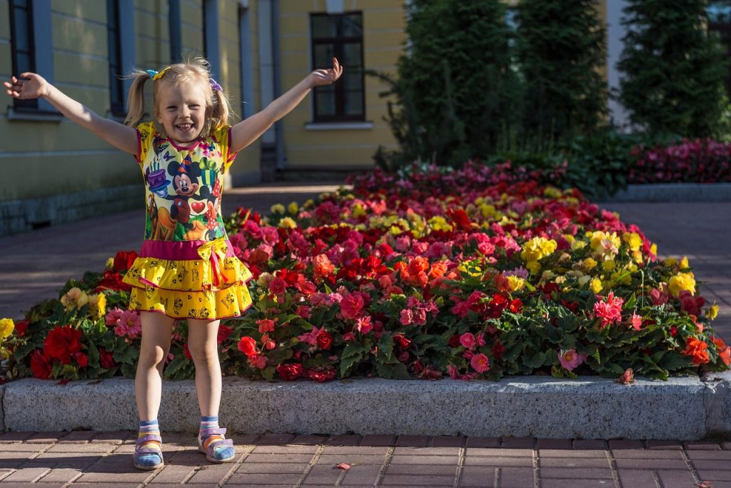La belleza holística se refleja en la alegría y sonrisa de una niña